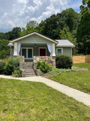 The Twisted Maple: Bright & Cheerful 2-bedroom!